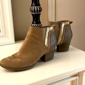 Size 8 women’s boots. Perfect for pants or dress! Gently used.